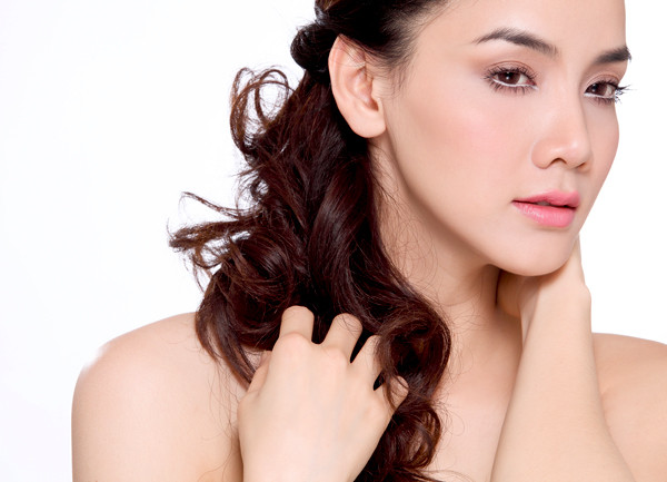 Giữ nguyên phần tóc mái, đuôi tóc buộc cao rồi uốn lọn hoặc đánh rối cũng tạo ra vẻ khác lạ cho người đẹp.