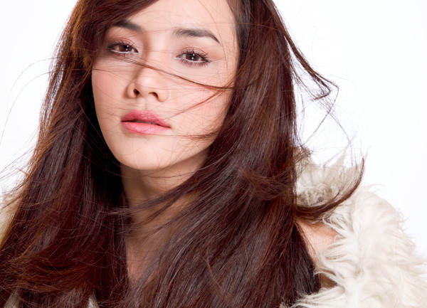 Đôi khi Á hậu chỉ để tóc thả suôn tự nhiên nhưng vẫn toát lên vẻ dịu dàng, nữ tính.