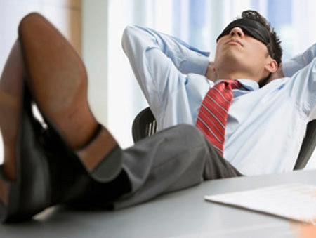 Chân không yên: Một hội chứng khác cũng tương tự với "chân không yên" là rối loạn chuyển động định kỳ của tay chân (PLMD). Nguyên nhân chính xác của hai chứng này vẫn chưa được làm rõ. Tuy nhiên, theo các nhà khoa học, chúng có liên quan trực tiếp đến tình trạng thiếu hụt giấc ngủ REM. Chứng chân không yên khiến người bệnh không thể ngủ sâu. Tình trạng giật mạnh ở các cơ khiến bệnh nhân tỉnh giấc hoàn toàn hoặc tỉnh giấc một phần từ giấc ngủ sâu. Chân không yên: Một hội chứng khác cũng tương tự với "chân không yên" là rối loạn chuyển động định kỳ của tay chân (PLMD). Nguyên nhân chính xác của hai chứng này vẫn chưa được làm rõ. Tuy nhiên, theo các nhà khoa học, chúng có liên quan trực tiếp đến tình trạng thiếu hụt giấc ngủ REM. Chứng chân không yên khiến người bệnh không thể ngủ sâu. Tình trạng giật mạnh ở các cơ khiến bệnh nhân tỉnh giấc hoàn toàn hoặc tỉnh giấc một phần từ giấc ngủ sâu.