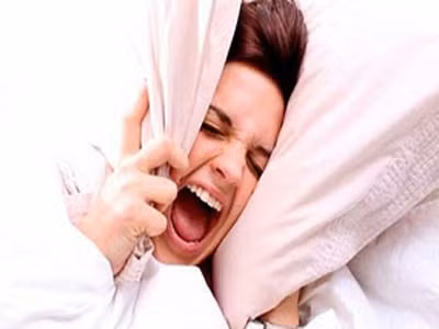 Tật nghiến răng: Nghiến răng là hoạt động cơ - thần kinh vô thức. Theo ước tính, chỉ khoảng 5% trường hợp nghiến răng biết tình trạng của mình khi vợ/chồng họ phát hiện âm thanh lạ hoặc nha sĩ phát hiện ra vết mòn trên răng.