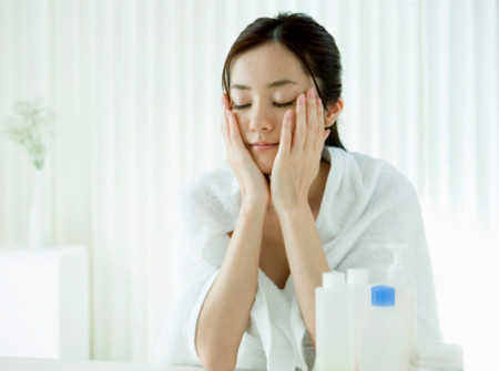 Bóng tối kích thích quá trình sản sinh melatonin, báo cho não bộ biết đã đến giờ đi ngủ. Ngược lại, khi mắt tiếp nhận ánh sáng, quá trình sản sinh melatonin bị ngưng lại. Một lượng nhỏ ánh sáng xung quanh phòng cũng có thể ngăn cơ thể rơi vào trạng thái ngủ hoặc duy trì giấc ngủ sâu. Ngoài ra, việc sử dụng các thiết bị có màn hình sáng cũng gây ra vấn đề trong sản sinh melatonin bởi ánh sáng lúc này chiếu thẳng vào mắt. Bóng tối kích thích quá trình sản sinh melatonin, báo cho não bộ biết đã đến giờ đi ngủ. Ngược lại, khi mắt tiếp nhận ánh sáng, quá trình sản sinh melatonin bị ngưng lại. Một lượng nhỏ ánh sáng xung quanh phòng cũng có thể ngăn cơ thể rơi vào trạng thái ngủ hoặc duy trì giấc ngủ sâu. Ngoài ra, việc sử dụng các thiết bị có màn hình sáng cũng gây ra vấn đề trong sản sinh melatonin bởi ánh sáng lúc này chiếu thẳng vào mắt.