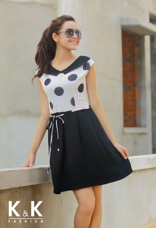 Thể hiện sự tươi trẻ của mình qua trang phục có họa tiết, với chiếc đầm phối hai mảnh chấm bi tròn đáng yêu, trắng đen xen kẽ, bạn gái khéo léo chọn cho mình cách kết hợp cổ điển cùng chiếc nơ buộc chéo tinh nghịch.