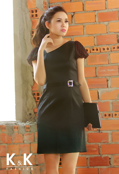 Những mẫu thiết kế này mang đậm vẻ đẹp cổ điển nhưng vẫn đầy ắp hơi thở cuộc sống hiện đại với thiết kế tay phồng nữ tính, phối thắt lưng và cổ áo lệch lạ mắt hay cột nơ đáng yêu. Những mẫu thiết kế này mang đậm vẻ đẹp cổ điển nhưng vẫn đầy ắp hơi thở cuộc sống hiện đại với thiết kế tay phồng nữ tính, phối thắt lưng và cổ áo lệch lạ mắt hay cột nơ đáng yêu.