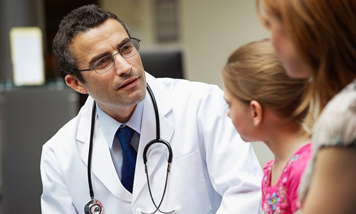Bố mẹ chuẩn bị kỹ càng khi đưa con đi khám bệnh sẽ giúp bác sĩ chẩn đoán và điều trị tốt hơn (Ảnh: Inmagine) Bố mẹ chuẩn bị kỹ càng khi đưa con đi khám bệnh sẽ giúp bác sĩ chẩn đoán và điều trị tốt hơn (Ảnh: Inmagine)