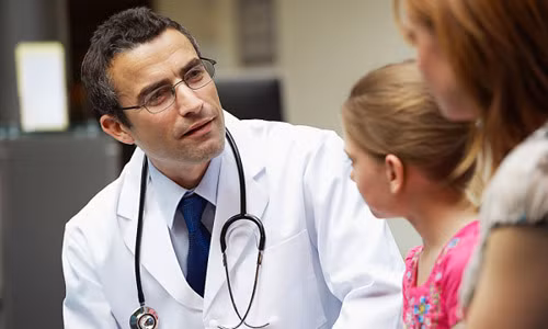 Bố mẹ chuẩn bị kỹ càng khi đưa con đi khám bệnh sẽ giúp bác sĩ chẩn đoán và điều trị tốt hơn (Ảnh: Inmagine)