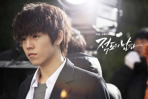 Năm 2012 đánh dấu bước trưởng thành của Lee Hyun Woo khi vào vai Kim Seon Woo thời trẻ trong bộ phim nằm trong top những bộ phim hay nhất màn ảnh nhỏ xứ Hàn nửa đầu năm 2012 - 'Người đàn ông đến từ xích đạo' (Equator Man). Lee Hyun Woo đã cho thấy một diện mạo đẹp, không bóng bẩy mà thanh tú, rất khỏe khoắn, hớp hồn được nhiều trái tim phái yếu. Năm 2012 đánh dấu bước trưởng thành của Lee Hyun Woo khi vào vai Kim Seon Woo thời trẻ trong bộ phim nằm trong top những bộ phim hay nhất màn ảnh nhỏ xứ Hàn nửa đầu năm 2012 - 'Người đàn ông đến từ xích đạo' (Equator Man). Lee Hyun Woo đã cho thấy một diện mạo đẹp, không bóng bẩy mà thanh tú, rất khỏe khoắn, hớp hồn được nhiều trái tim phái yếu.
