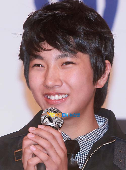 Cậu bé hứa hẹn sẽ là mỹ nam bổ sung cho nguồn diễn viên nam hớp hồn toàn bộ thiếu nữ và phụ nữ châu Á trong thời gian tới. Cậu bé hứa hẹn sẽ là mỹ nam bổ sung cho nguồn diễn viên nam hớp hồn toàn bộ thiếu nữ và phụ nữ châu Á trong thời gian tới.