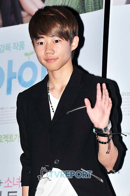 Không ít các sao nam nhí khi bé thì đáng yêu như hoàng tử nhỏ nhưng lớn lên lại phá nét, trở nên kém đẹp trai. Tuy không sở hữu những đường nét dễ thương như các mỹ nam trẻ tuổi nói trên nhưng Park Ji Bin cho thấy vẻ đẹp nam tính và cũng rất có cá tính của mình. Không ít các sao nam nhí khi bé thì đáng yêu như hoàng tử nhỏ nhưng lớn lên lại phá nét, trở nên kém đẹp trai. Tuy không sở hữu những đường nét dễ thương như các mỹ nam trẻ tuổi nói trên nhưng Park Ji Bin cho thấy vẻ đẹp nam tính và cũng rất có cá tính của mình.