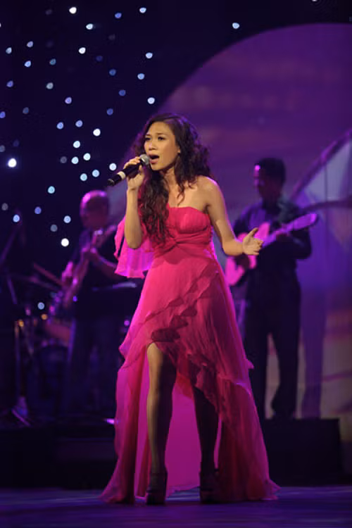 Kiểu tóc này giúp cô gợi cảm và nữ tính hơn.