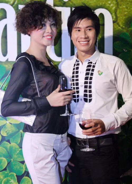 Đàm Thu Trang và mái tóc xoăn tít thu hút được rất nhiều ánh nhìn.