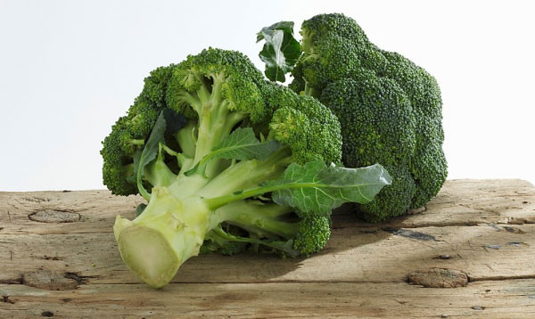 Rau có lá màu xanh sẫm: Loại vitamin K có trong rau có lá màu xanh sẫm như bông cải xanh, bina hay còn gọi là cải bó xôi có thể gây nên những tác dụng phụ với thuốc điều trị chống đông đặc máu. Rau có lá màu xanh sẫm: Loại vitamin K có trong rau có lá màu xanh sẫm như bông cải xanh, bina hay còn gọi là cải bó xôi có thể gây nên những tác dụng phụ với thuốc điều trị chống đông đặc máu.