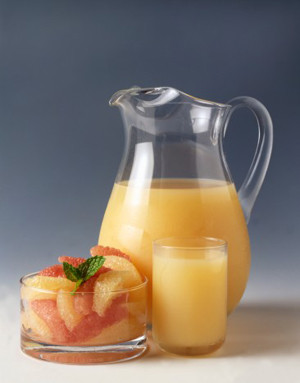 Nước bưởi có ảnh hưởng xấu đến những enzyme chuyển hóa thuốc cũng như làm tăng nồng độ thuốc trong máu. Tất cả các loại thuốc đều tránh dùng chung với bưởi hoặc nước bưởi đặc biệt là những loại thuốc giảm cholesterol, thuốc điều trị cao huyết áp, thuốc chống suy nhược, thuốc cân bằng hoormon estrogen, viagra… Nước bưởi có ảnh hưởng xấu đến những enzyme chuyển hóa thuốc cũng như làm tăng nồng độ thuốc trong máu. Tất cả các loại thuốc đều tránh dùng chung với bưởi hoặc nước bưởi đặc biệt là những loại thuốc giảm cholesterol, thuốc điều trị cao huyết áp, thuốc chống suy nhược, thuốc cân bằng hoormon estrogen, viagra…