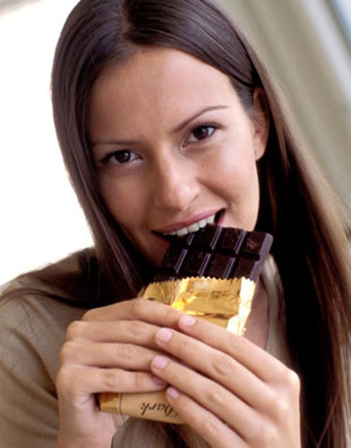 Chocolate: Là món ăn vặt khoái khẩu của nhiều người, nhưng nếu trong trường hợp bạn đang mắc chứng bệnh trầm cảm và điều trị bằng loại thuốc IMAO thì nên tìm cách từ bỏ thói quen này. Bởi một lượng đáng kể chất cafein có trong chocolate sẽ làm tăng tác dụng của Ritalin(methylphenidate) và giảm tác dụng của Ambien (zopidem). Chocolate: Là món ăn vặt khoái khẩu của nhiều người, nhưng nếu trong trường hợp bạn đang mắc chứng bệnh trầm cảm và điều trị bằng loại thuốc IMAO thì nên tìm cách từ bỏ thói quen này. Bởi một lượng đáng kể chất cafein có trong chocolate sẽ làm tăng tác dụng của Ritalin(methylphenidate) và giảm tác dụng của Ambien (zopidem).