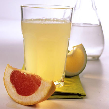 Tuy nhiên, các nhà khoa học lại phát hiện ra hiệu quả của nước bưởi với bệnh nhân sử dụng loại thuốc rapamycin - một loại thuốc vốn hấp thụ kém trong việc điều trị ung thư. Minh chứng còn cho thấy nếu để nước bưởi “làm bạn” với loại thuốc này sẽ giúp thuốc phát huy tác dụng cao gấp 2 – 4 lần so với nước thường. Tuy nhiên, các nhà khoa học lại phát hiện ra hiệu quả của nước bưởi với bệnh nhân sử dụng loại thuốc rapamycin - một loại thuốc vốn hấp thụ kém trong việc điều trị ung thư. Minh chứng còn cho thấy nếu để nước bưởi “làm bạn” với loại thuốc này sẽ giúp thuốc phát huy tác dụng cao gấp 2 – 4 lần so với nước thường.