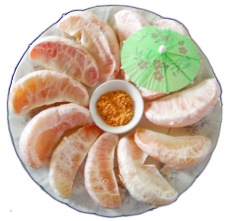 Bưởi và nước bưởi: Nước bưởi có chứa nhiều vitamin và khoáng chất rất có lợi cho sức khỏe, tuy nhiên nếu vô tình kết hợp bưởi hoặc nước bưởi cùng với thuốc thì sẽ dẫn đến tình trạng tương tác thuốc, làm giảm hiệu quả của thuộc thậm chí còn gây tác dụng phản chủ. Bưởi và nước bưởi: Nước bưởi có chứa nhiều vitamin và khoáng chất rất có lợi cho sức khỏe, tuy nhiên nếu vô tình kết hợp bưởi hoặc nước bưởi cùng với thuốc thì sẽ dẫn đến tình trạng tương tác thuốc, làm giảm hiệu quả của thuộc thậm chí còn gây tác dụng phản chủ.