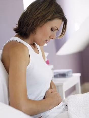 Đầy hơi và chướng bụng: Một số loại rau như xúp lơ, cải Brussels, cải bắp và măng tây có thể gây đầy hơi và chướng bụng do chứa nhiều chất xơ. "Hiện tượng đầy hơi có thể xảy ra khi một người cố ăn thật nhiều chất xơ mà trước đó chưa có thói quen này", Rumsey cảnh báo. Xem thêm:7 loại thực phẩm giúp bạn trẻ lâu hơn