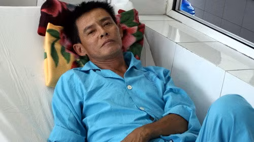 Trước hoặc sau phẫu thuật: Sau cuộc phẫu thuật liên quan đến hệ tiêu hóa như cắt đoạn ruột, phần lớn bệnh nhân phải kiêng ăn rau từ 2 - 6 tuần để ruột có thời gian lành lại."Nói chung, chúng tôi khuyến cáo bệnh nhân tuân thủ chế độ ăn ít chất xơ để giảm lượng chất này đi qua ruột, sau đó mới yêu cầu họ quay trở lại chế độ ăn cũ để xem phản ứng", Rumsey giải thích. Xem thêm:7 loại thực phẩm giúp bạn trẻ lâu hơn