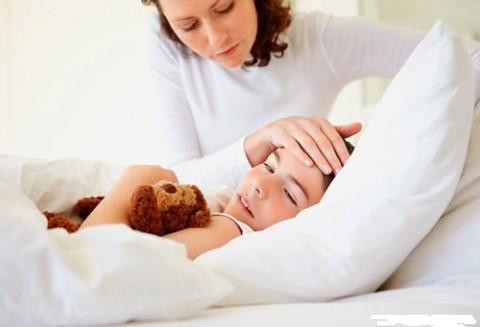 Riêng với người lớn, kèm theo sốt thường là những cơn lạnh run, nhức đầu, ói mửa, tiêu chảy, đau bụng. Bệnh thường phát biến chứng (nếu có) vào ngày thứ 4 hay thứ 5. Xét nghiệm máu thấy bạch cầu hạ. Riêng với người lớn, kèm theo sốt thường là những cơn lạnh run, nhức đầu, ói mửa, tiêu chảy, đau bụng. Bệnh thường phát biến chứng (nếu có) vào ngày thứ 4 hay thứ 5. Xét nghiệm máu thấy bạch cầu hạ.