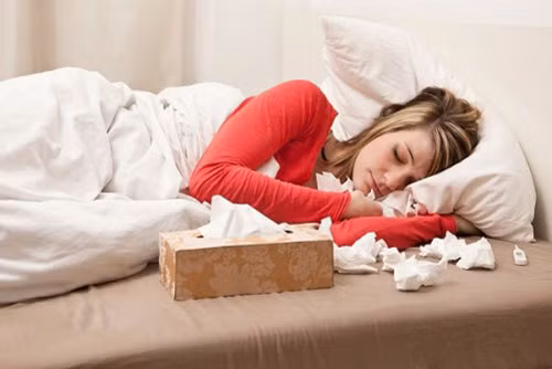 Sốt do bệnh phổi, lao: Những cơn sốt nhẹ dai dẳng, thường sốt về chiều, kém ăn, sút cân. Nếu lao phổi thường có ho, khạc đờm kéo dài, có thể ho ra máu. Vì vậy, bạn nên tới bệnh viện khám để được điều trị dứt điểm.