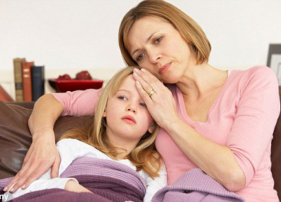 Sốt xuất huyết: Bệnh dễ nhận ra bởi dấu hiệu sau đây: Sốt cao đột ngột liên tục từ 2 đến 7 ngày. Sau đó có biểu hiện xuất huyết như: chảy máu mũi, chảy máu chân răng, kinh nguyệt kéo dài, có những chấm hoặc mảng xuất huyết ở dưới da (nốt xuất huyết) hoặc tiêu hóa, đau (sờ dưới hạ sườn phải có một khối, ấn thấy đau). Sốt xuất huyết: Bệnh dễ nhận ra bởi dấu hiệu sau đây: Sốt cao đột ngột liên tục từ 2 đến 7 ngày. Sau đó có biểu hiện xuất huyết như: chảy máu mũi, chảy máu chân răng, kinh nguyệt kéo dài, có những chấm hoặc mảng xuất huyết ở dưới da (nốt xuất huyết) hoặc tiêu hóa, đau (sờ dưới hạ sườn phải có một khối, ấn thấy đau).