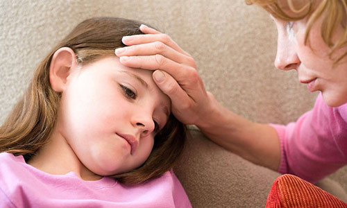 Sau một tuần, sốt lên đến 40 độ C nhưng mạch lại rất chậm. Thường trong các bệnh nhiễm khuẩn, nếu sốt 40 độ C thì mạch tương ứng 120 lần/phút, nhưng sốt thương hàn thì mạch khoảng 80-90 lần/phút. Biến chứng nguy hiểm nhất của bệnh này là thủng ruột. Vì vậy, nếu nghi sốt do thương hàn thì phải nhập viện làm xét nghiệm để chẩn đoán xác định và có chỉ định dùng thuốc đặc hiệu. Sau một tuần, sốt lên đến 40 độ C nhưng mạch lại rất chậm. Thường trong các bệnh nhiễm khuẩn, nếu sốt 40 độ C thì mạch tương ứng 120 lần/phút, nhưng sốt thương hàn thì mạch khoảng 80-90 lần/phút. Biến chứng nguy hiểm nhất của bệnh này là thủng ruột. Vì vậy, nếu nghi sốt do thương hàn thì phải nhập viện làm xét nghiệm để chẩn đoán xác định và có chỉ định dùng thuốc đặc hiệu.