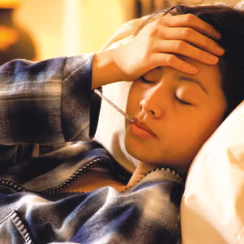 Nhiễm khuẩn màng não: Có sốt, nôn, nhức đầu. Có khi co giật, liệt nửa người, hôn mê. Viêm màng não là bệnh nguy hiểm, dẫn đến những hậu quả nặng nề không chỉ cho trẻ em mà còn cho cả người lớn. Bệnh gây tử vong nhanh nếu không điều trị kịp thời.