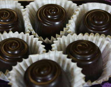 2. Sôcôla đen: Sôcôla đen có chứa ít nhất 70% ca cao, protein và vitamin B. Ăn sôcôla đen thường xuyên giúp đốt cháy chất béo, cải thiện làn da và mái tóc của bạn. Xem thêm: 10 thực phẩm cực tốt cho tim mạch của bạn 2. Sôcôla đen: Sôcôla đen có chứa ít nhất 70% ca cao, protein và vitamin B. Ăn sôcôla đen thường xuyên giúp đốt cháy chất béo, cải thiện làn da và mái tóc của bạn. Xem thêm: 10 thực phẩm cực tốt cho tim mạch của bạn