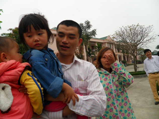 Phút giấy đoàn tụ trong nước mắt hạnh phúc Phút giấy đoàn tụ trong nước mắt hạnh phúc