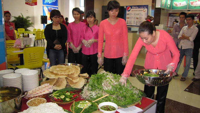 Các thực phẩm được chuẩn bị sẵn để sản xuất bát mì kỉ lục Các thực phẩm được chuẩn bị sẵn để sản xuất bát mì kỉ lục