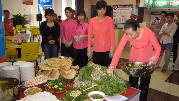 Các thực phẩm được chuẩn bị sẵn để sản xuất bát mì kỉ lục