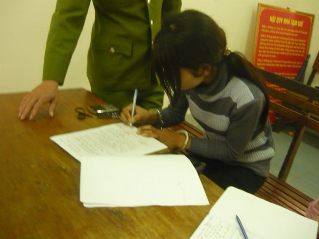 Huệ kí vào bản khai tại CQĐT Huệ kí vào bản khai tại CQĐT
