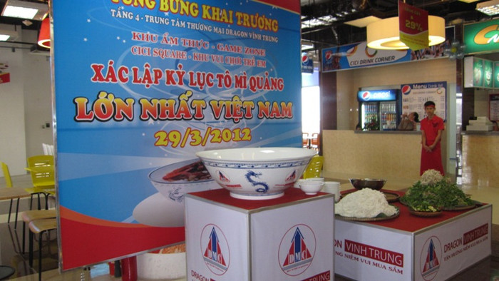 Tô mỳ kỷ lục này có đường kính 0,9m, chiều cao 0.45m; 4 đôi đũa vót bằng tre dài 1,2m; 1 đĩa đường kính 1m đựng rau sống; 1 đĩa đường kính 1m đựng bánh tráng nướng. Được làm bằng nguyên liệu: 10 con gà quê Quảng Nam; 30 kg mỳ quảng; 5 kg búp chuối non; 10 kg rau sống Hội An; 4 lít dầu phụng quê; 2 kg đậu phụng; 10 cái bánh tráng nướng (bánh có đường kính khoảng 50cm)… Và phải đến hơn 150 người mới có thể ăn hết tô mỳ “khủng” nói trên. Tô mỳ kỷ lục này có đường kính 0,9m, chiều cao 0.45m; 4 đôi đũa vót bằng tre dài 1,2m; 1 đĩa đường kính 1m đựng rau sống; 1 đĩa đường kính 1m đựng bánh tráng nướng. Được làm bằng nguyên liệu: 10 con gà quê Quảng Nam; 30 kg mỳ quảng; 5 kg búp chuối non; 10 kg rau sống Hội An; 4 lít dầu phụng quê; 2 kg đậu phụng; 10 cái bánh tráng nướng (bánh có đường kính khoảng 50cm)… Và phải đến hơn 150 người mới có thể ăn hết tô mỳ “khủng” nói trên.