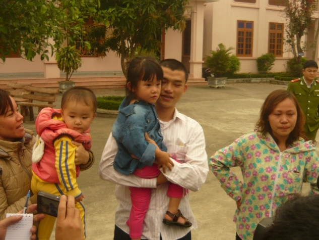 Sau hơn hai ngày bị bắt cóc, cháu Na đã được về đoàn tụ với gia đình Sau hơn hai ngày bị bắt cóc, cháu Na đã được về đoàn tụ với gia đình