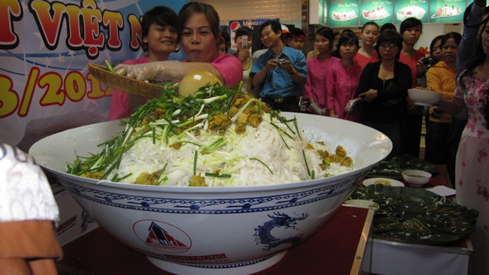 Cối cùng tô mì đã hoàn thành trong sự thán phục của hàng trăm quan khách Cối cùng tô mì đã hoàn thành trong sự thán phục của hàng trăm quan khách