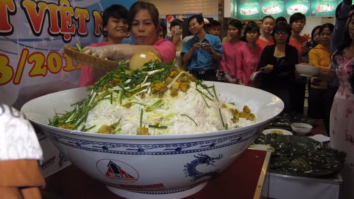 Cối cùng tô mì đã hoàn thành trong sự thán phục của hàng trăm quan khách