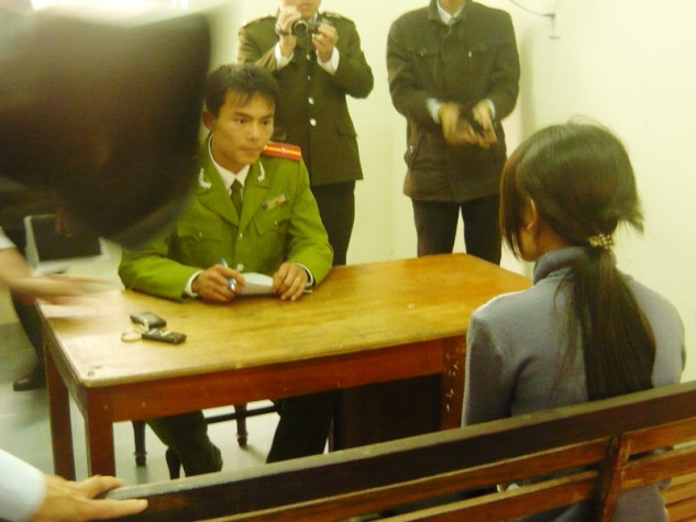 Tại CQĐT, Huệ khai bắt cháu Na là để đòi tiền nợ chứ không phải là để bắt cóc Tại CQĐT, Huệ khai bắt cháu Na là để đòi tiền nợ chứ không phải là để bắt cóc