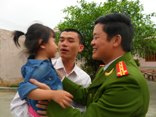 Anh Lê Viết Dũng (bố cháu Na) bày tỏ lòng cảm ơn với các chiến sĩ công an vì đã sớm tìm ra cháu và giải cứu cháu an toàn Anh Lê Viết Dũng (bố cháu Na) bày tỏ lòng cảm ơn với các chiến sĩ công an vì đã sớm tìm ra cháu và giải cứu cháu an toàn