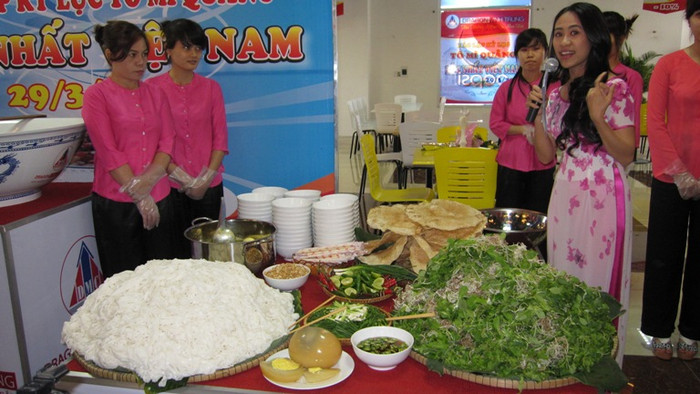 Sáng ngày 29-3, tại khu Food Court, tầng 4 Trung tâm Thương mại Dragon Vĩnh Trung (TP Đà Nẵng), trước sự chứng kiến của hàng trăm thực khách, các đơn vị truyền thông, tô mỳ quảng của các đầu bếp của Food Court đã được tổ chức Kỷ lục Việt Nam công nhận là lớn nhất Việt Nam. Sáng ngày 29-3, tại khu Food Court, tầng 4 Trung tâm Thương mại Dragon Vĩnh Trung (TP Đà Nẵng), trước sự chứng kiến của hàng trăm thực khách, các đơn vị truyền thông, tô mỳ quảng của các đầu bếp của Food Court đã được tổ chức Kỷ lục Việt Nam công nhận là lớn nhất Việt Nam.