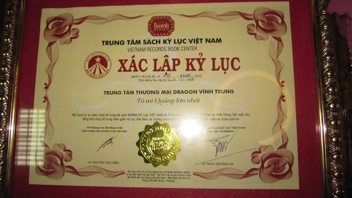 Tô mì lớn nhất Việt Nam do các đầu bếp của Food Court - Dragon Vĩnh Trung thực hiện vào sáng 29-3, tại khu Food Court, tầng 4 Trung tâm Thương mại Dragon Vĩnh Trung (TP Đà Nẵng), Tô mì lớn nhất Việt Nam do các đầu bếp của Food Court - Dragon Vĩnh Trung thực hiện vào sáng 29-3, tại khu Food Court, tầng 4 Trung tâm Thương mại Dragon Vĩnh Trung (TP Đà Nẵng),