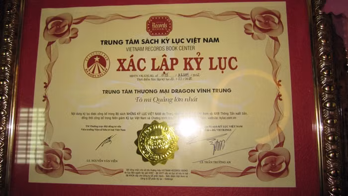 Tô mì lớn nhất Việt Nam do các đầu bếp của Food Court - Dragon Vĩnh Trung thực hiện vào sáng 29-3, tại khu Food Court, tầng 4 Trung tâm Thương mại Dragon Vĩnh Trung (TP Đà Nẵng),
