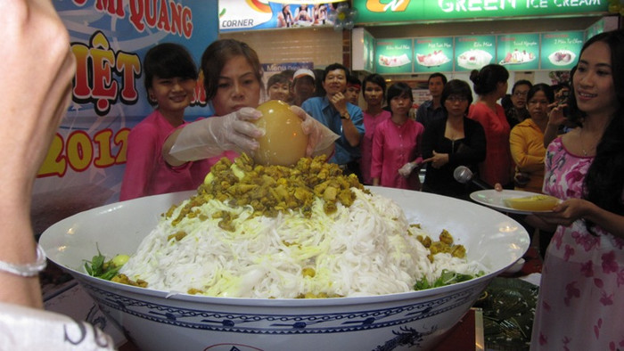 ... sau đó là đến các loại thực phẩm khác được cho vào ... sau đó là đến các loại thực phẩm khác được cho vào