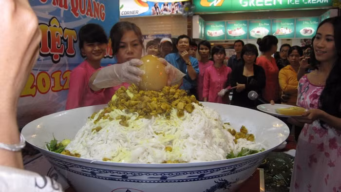 ... sau đó là đến các loại thực phẩm khác được cho vào