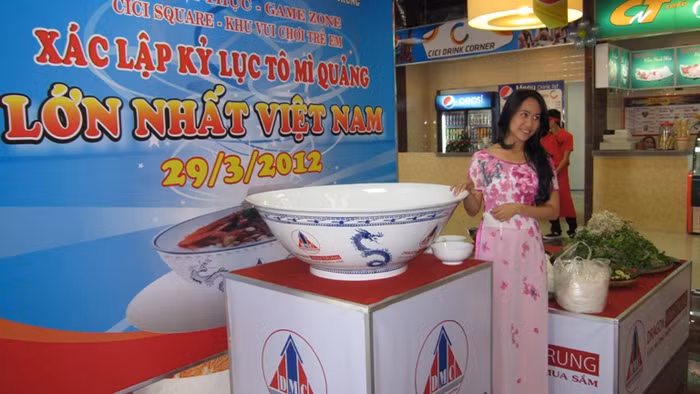 Chiếc tô lớn dùng được chuẩn bị để dùng đựng mì kỷ lục