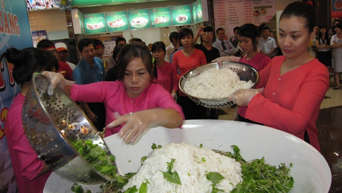 Rau và mì được cho vào bát trước ... Rau và mì được cho vào bát trước ...