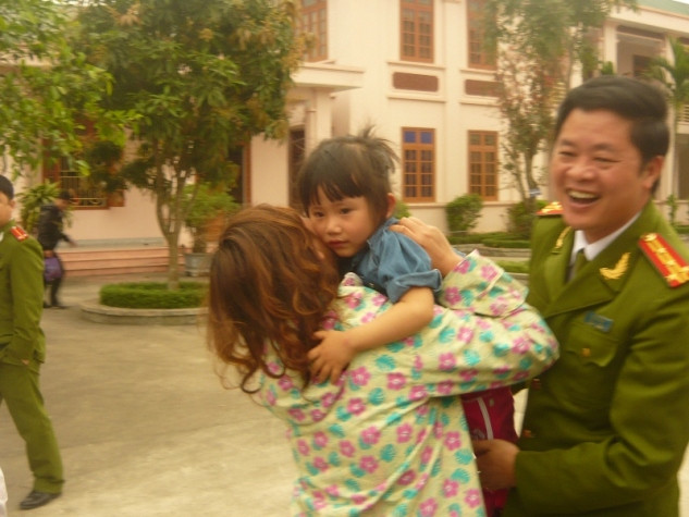 Đại diện cho Công an huyện Nghi Lộc - Đại Tá Trần Sĩ Phàng - Trưởng công an huyện Nghi Lộc đã trao trả cháu Na cho chị Nguyễn Thị Hồng (mẹ cháu Na) Đại diện cho Công an huyện Nghi Lộc - Đại Tá Trần Sĩ Phàng - Trưởng công an huyện Nghi Lộc đã trao trả cháu Na cho chị Nguyễn Thị Hồng (mẹ cháu Na)