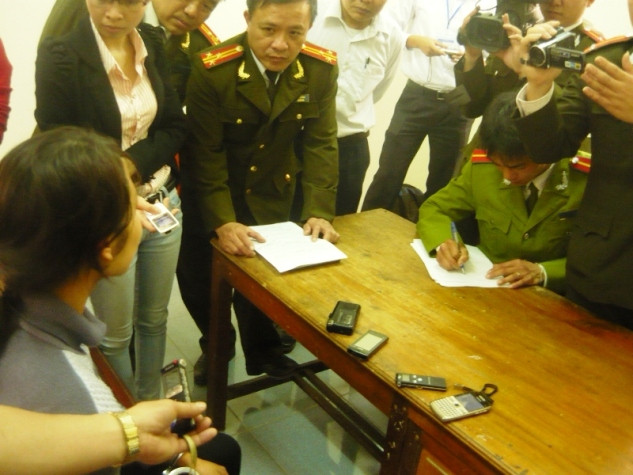 Phóng viên nhiều báo, đài cũng đã có mặt để cập nhật thông tin về vụ bắt cóc này Phóng viên nhiều báo, đài cũng đã có mặt để cập nhật thông tin về vụ bắt cóc này