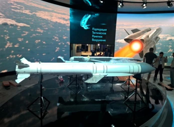 Tên lửa dẫn đường Grom-E1 và đầu đạn dẫn đường lập trình trước Grom-E2 tích hợp làm một Tên lửa dẫn đường Grom-E1 và đầu đạn dẫn đường lập trình trước Grom-E2 tích hợp làm một