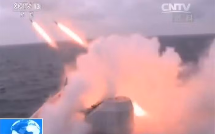 Tàu hộ vệ tên lửa Dương Châu thử nghiệm vũ khí