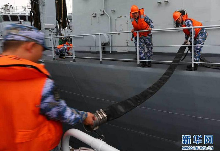 Hoạt động tiếp tế của biên đội hộ tống tốp thứ 20 Hải quân Trung Quốc ở vùng iển phía tây eo biển Malacca diễn ra vào ngày 14 tháng 4 năm 2015 (nguồn mạng Tân Hoa xã)