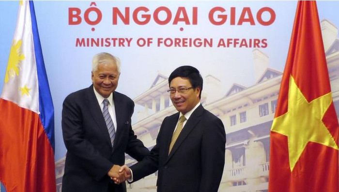 Phó Thủ tướng kiêm Bộ trưởng Ngoại giao Phạm Bình Minh tiếp Ngoại trưởng Philippines Albert del Rosario ngày 7 tháng 2 năm 2014 (ảnh tư liệu) Phó Thủ tướng kiêm Bộ trưởng Ngoại giao Phạm Bình Minh tiếp Ngoại trưởng Philippines Albert del Rosario ngày 7 tháng 2 năm 2014 (ảnh tư liệu)